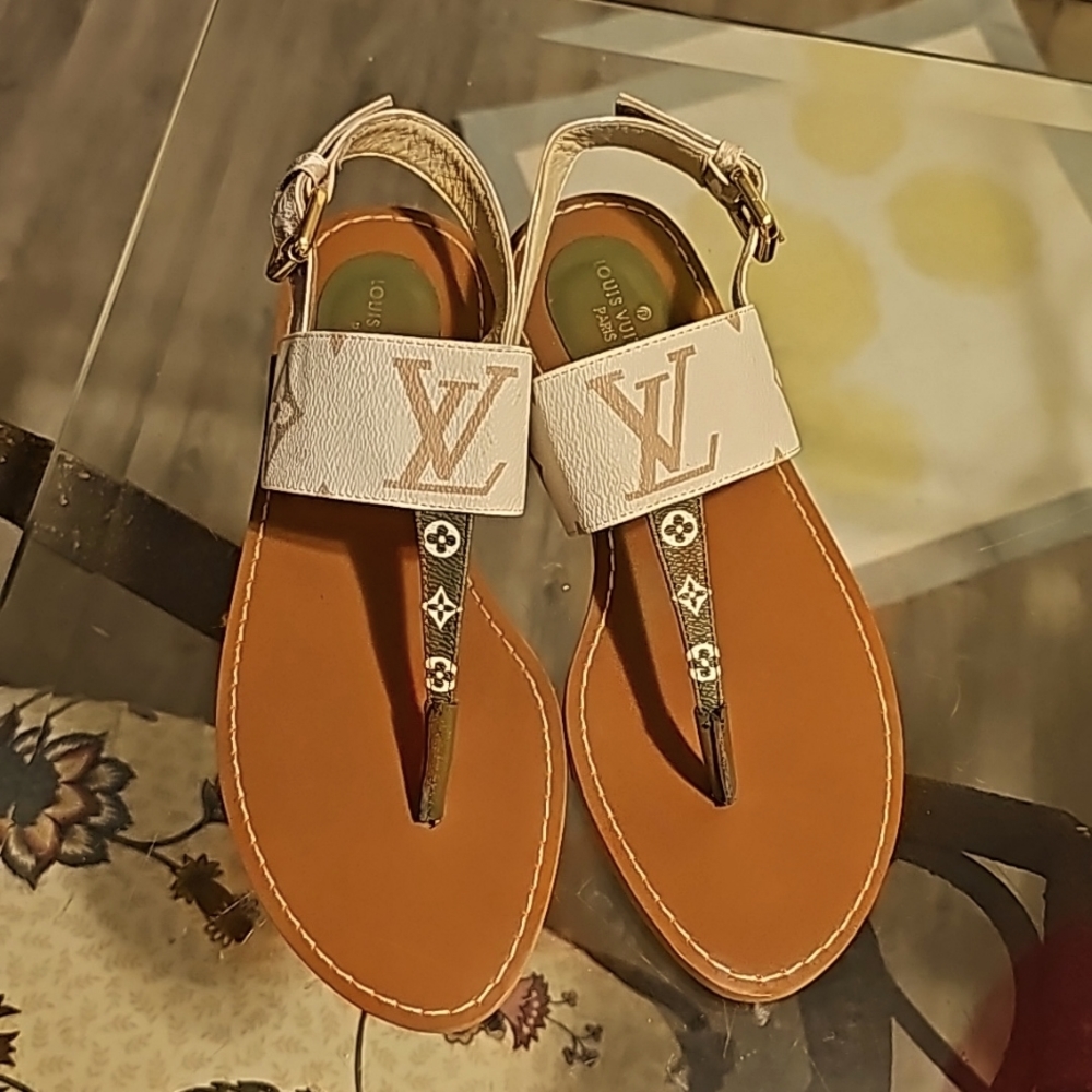 Luis Vuitton sandals size 38.
